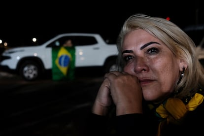 Una seguidora del expresidente Bolsonaro participa en una vigilia en su apoyo, el pasado miércoles en Brasilia.