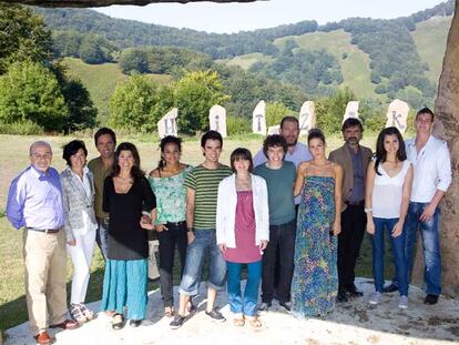 Parte del equipo de <i>Goenkale</i> posaba ayer en el parque de esculturas de Leitza.