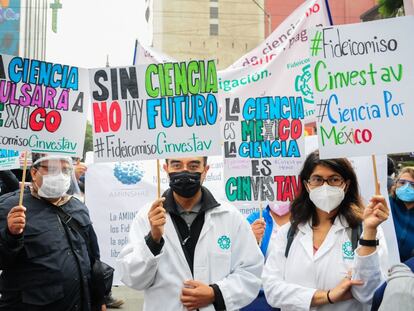 Manifestación de apoyo a los fideicomisos, ante el Senado en Ciudad de México.