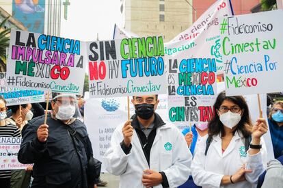 Academicos e investigadores se manifiestan afuera del Senado.