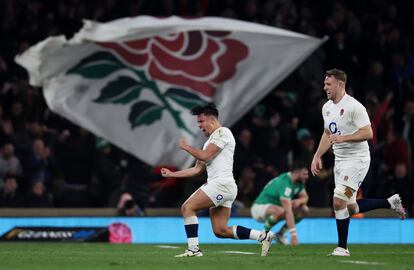 Marcus Smith celebra la jugada en la que adelanta a Inglaterra para vencer a Irlanda.