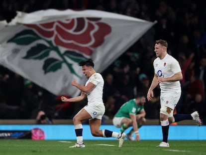 Marcus Smith celebra la jugada en la que adelanta a Inglaterra para vencer a Irlanda.