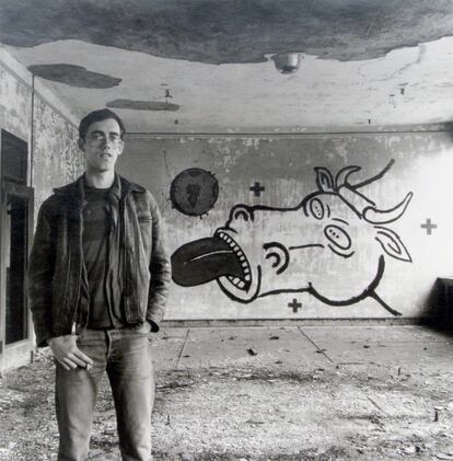 Sin título (David Wojnarowicz delante de un mural de una vaca ), 1983