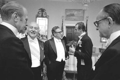 De izquierda a derecha, el presidente Ford, Jos Mara de Areilza, Henry Kissinger y don Juan Carlos conversan en la Casa Blanca en 1976, bajo la mirada del embajador Wells Stabler.