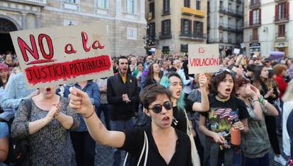 Concentración en la plaza de Sant Jaume de Barcelona contra la sentencia de La Manada. 