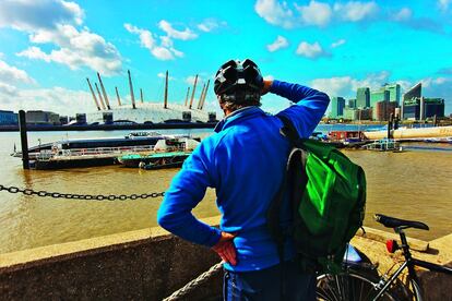 Diseño y deporte. Un ciclista contempla el estadio O2 Arena, situado en la península de Greenwich que, con capacidad para 20.000 personas, es uno de los más grandes de Europa.