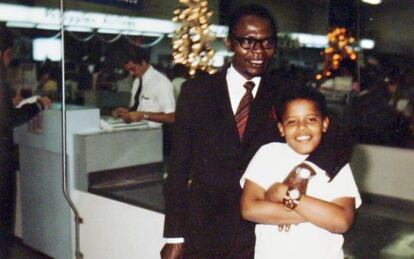 Barack Obama junto a su padre en una foto proporcionada por su campaña en 2008.