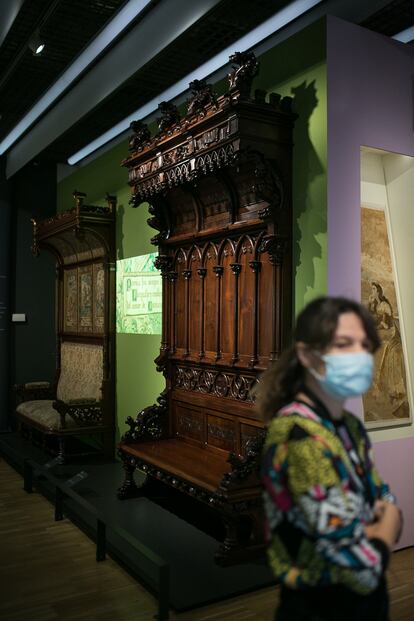 Uno de los escaños que se pueden ver en la exposición de modernismo como fuente del diseño, en el Museo del Diseño de Barcelona.