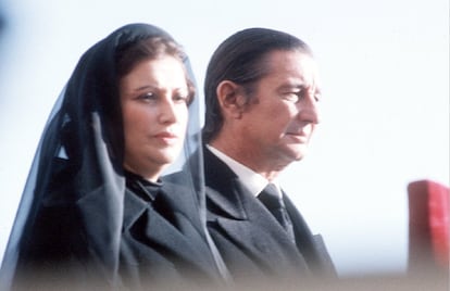 Cristóbal Martínez Bordiu, marqués de Villaverde, junto a su esposa, Carmen Franco, en noviembre de 1975.