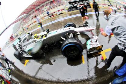 El piloto alemán Nico Rosberg, de Mercedes AMG, entra en boxes durante la sesión de entrenamiento.