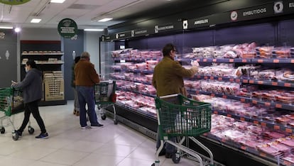 Lineal de embutidos en la tienda de Mercadona en la calle Pintor Juan Gris, 1, en Madrid, que ya es una tienda 6.25.