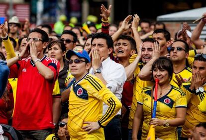 Hinchas colombianos este viernes durante la transmisión del partido.