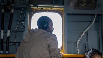 
Yardén Bibas mira por la ventana del helicóptero que lo traslada al hospital en Israel, este sábado.
