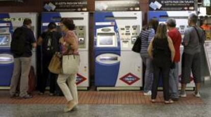 Viajeros en las máquinas expendedoras de billetes en la estación de Sol. EFE/Archivo