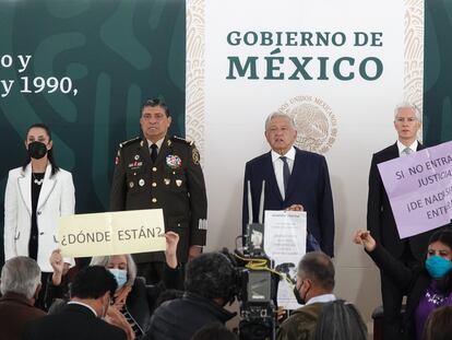 Una comitiva encabezada por el presidente Andrés Manuel López Obrador durante la ceremonia de apertura de instalaciones y archivos militares a la comisión que investiga la Guerra Sucia, el 22 de junio de 2022, en Ciudad de México.
