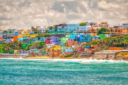 Casas multicolores de La Perla, barrio creado al borde de las olas en San Juan de Puerto Rico.