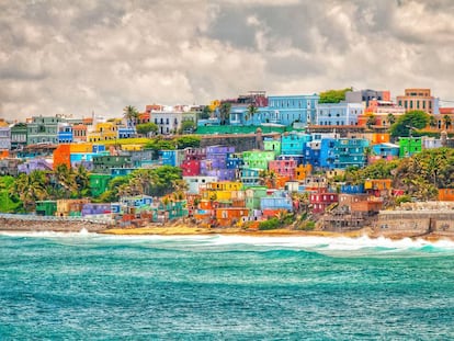 Casas multicolores de La Perla, barrio creado al borde de las olas en San Juan de Puerto Rico.