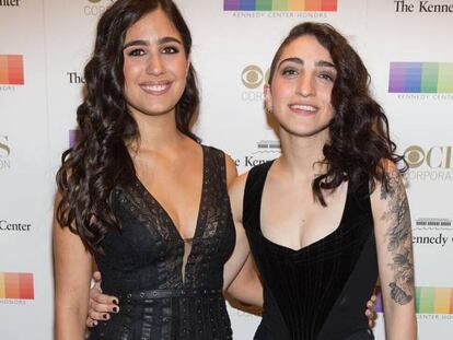 Emily Estefan (a la derecha) junto a su novia Gemeny Hern&aacute;ndez en una foto de Instagram .