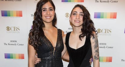 Emily Estefan (a la derecha) junto a su novia Gemeny Hern&aacute;ndez en una foto de Instagram .