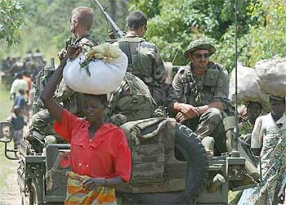 Una mujer pasa a junto a un vehículo de las fuerzas especiales francesas a las afueras de Bunia, al este de Congo.