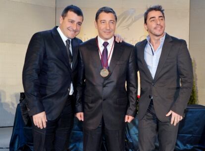 Joan Roca, en el centro, posa con sus hermanos Josep, a la ozquierda, y Jordi, tras recibir el doctorado 'Honoris Causa' por la Universidad de Girona.