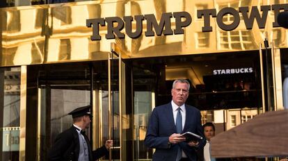 El alcalde de Nueva York, Bill de Blasio, saliendo de la &#039;Trump Tower&#039; este mi&eacute;rcoles.