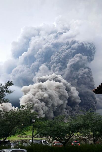 Columna de fum durant l'erupció del volcà de Fuego durant una erupció a Alotenango, Guatemala, el 3 de juny.