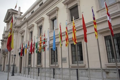 Banderas de las comunidades autónomas en el Senado.