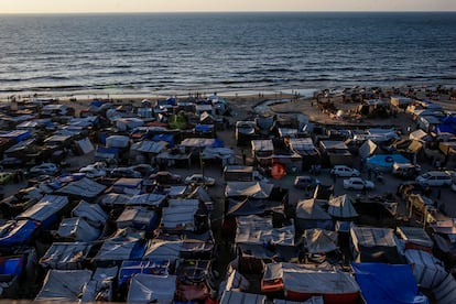 Tiendas de campaña y otros refugios improvisados, en la playa de Deir Al Balah, el 6 de septiembre de 2024. A esa fecha, la localidad acogía a un millón de desplazados gazatíes. 