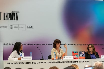 Socorro Venegas, Irene Vallejo y Rosa Beltrán en el evento de aniversario de la colección de libros ‘Vindictas’.