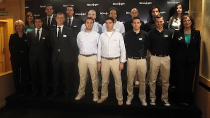 Trabajadores de El Corte Inglés con los nuevos uniformes masculinos.