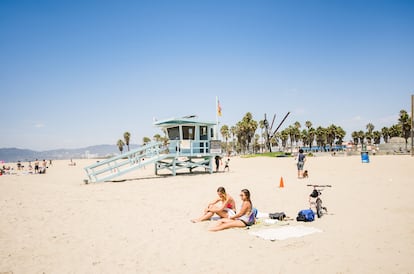 Venice Beach (Los Ángeles, California). Es una de la playas más famosas y concurridas del mundo, con un paseo marítimo muy variopinto en el que conviven artistas, turistas y skaters. Pero a pesar del escenario diverso, la prohibición del toples femenino se mantiene. Con una medida propuesta por el propio consejo de vecinos del barrio, presentada en 2015, Venice espera anularla definitivamente en 2020. El problema se extiende a otros puntos de Los Ángeles y California, pero a pesar de existir la prohibición a nivel estatal, hay ordenanzas locales que regulan específicamente su aceptación. Reivindicando la igualdad a la hora de quitarse la camiseta, cada año desde hace una década, las activistas de GoTopless organizan una marcha por Venice Beach. La de este año será el 25 de agosto, en conmemoración del Día de la Igualdad de la Mujer (que es el 26 de agosto, fecha de la consecución del voto femenino en el país). Para burlar posibles penalizaciones, las activistas dejan el pecho al descubierto pero se tapan los pezones.