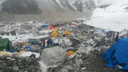Guías de montaña y escaladores, en el campo base del Everest, este martes.