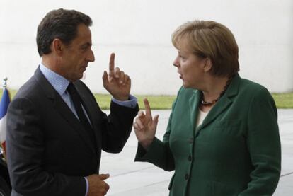 El presidente francés Nicolas Sarkozy y la canciller Angela Merkel, ayer en Berlían.