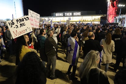 Manifestación contra el Gobierno de Benjamín Netanyahu, a favor de la convocatoria inmediata de elecciones y por la liberación de los rehenes en Gaza, este sábado en Tel Aviv.