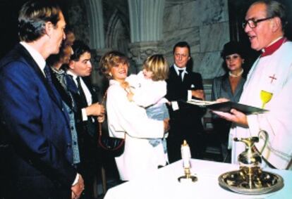 Sucedi&oacute; en la iglesia de St. Patrick de Nueva York, en 1983. En la imagen,
 los padrinos, Luis G&oacute;mez Acebo y Ann Getty; Guillermo (hermano de Carmen), la baronesa, su hijo, el bar&oacute;n y la abuela materna. Borja cuestion&oacute; en una entrevista a este peri&oacute;dico la celebraci&oacute;n de esta ceremonia, algo que disgust&oacute; a su madre, que cede hoy esta fotograf&iacute;a.