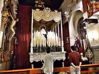 El paso de la Virgen del Rosario de la Hermandad de Monte-Sión, el único que está montado en Sevilla.