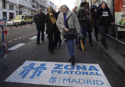 La entonces alcaldesa de Madrid, Manuela Carmena, pasea por una zona peatonal de Gran Vía en la Navidad de 2016, cuando se restringió el tráfico en esta arteria de la capital por las fiestas navideñas. Ese fue el paso previo a ampliar las aceras de una vía icónica de la capital.