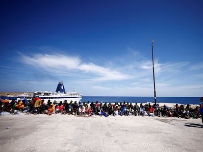 Un grupo de migrantes esperaba este jueves, cerca del puerto de Lampedusa, para ser trasladados a Sicilia.