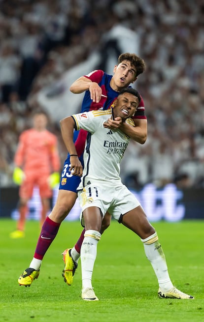 Cubarsi, del FC Barcelona, intenta que Rodrygo, del Real Marid, no controle la pelota en una jugada.