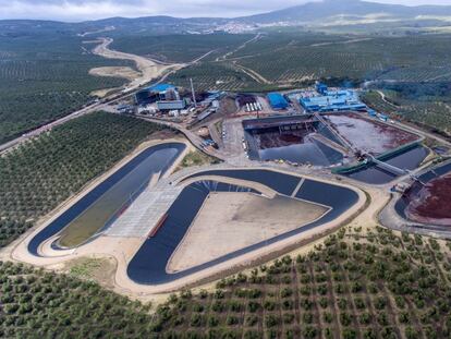 Vista aérea de una extractora de orujo, en una foto de archivo.