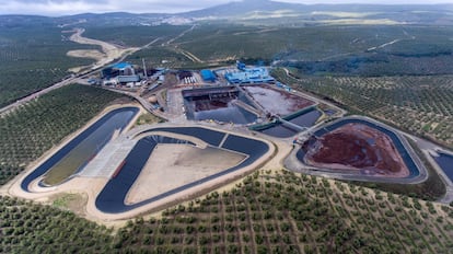 Vista aérea de una extractora de orujo, en una foto de archivo.