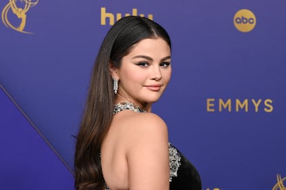 Selena Gomez a su llegada a la alfombra roja de los Emmy.