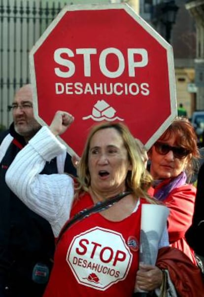 Una mujer durante la concentración de la Plataforma de Afectados por las Hipotecas (PAH) y Stop Desahucios ante la sede del Consell en Alicante. EFE/Archivo