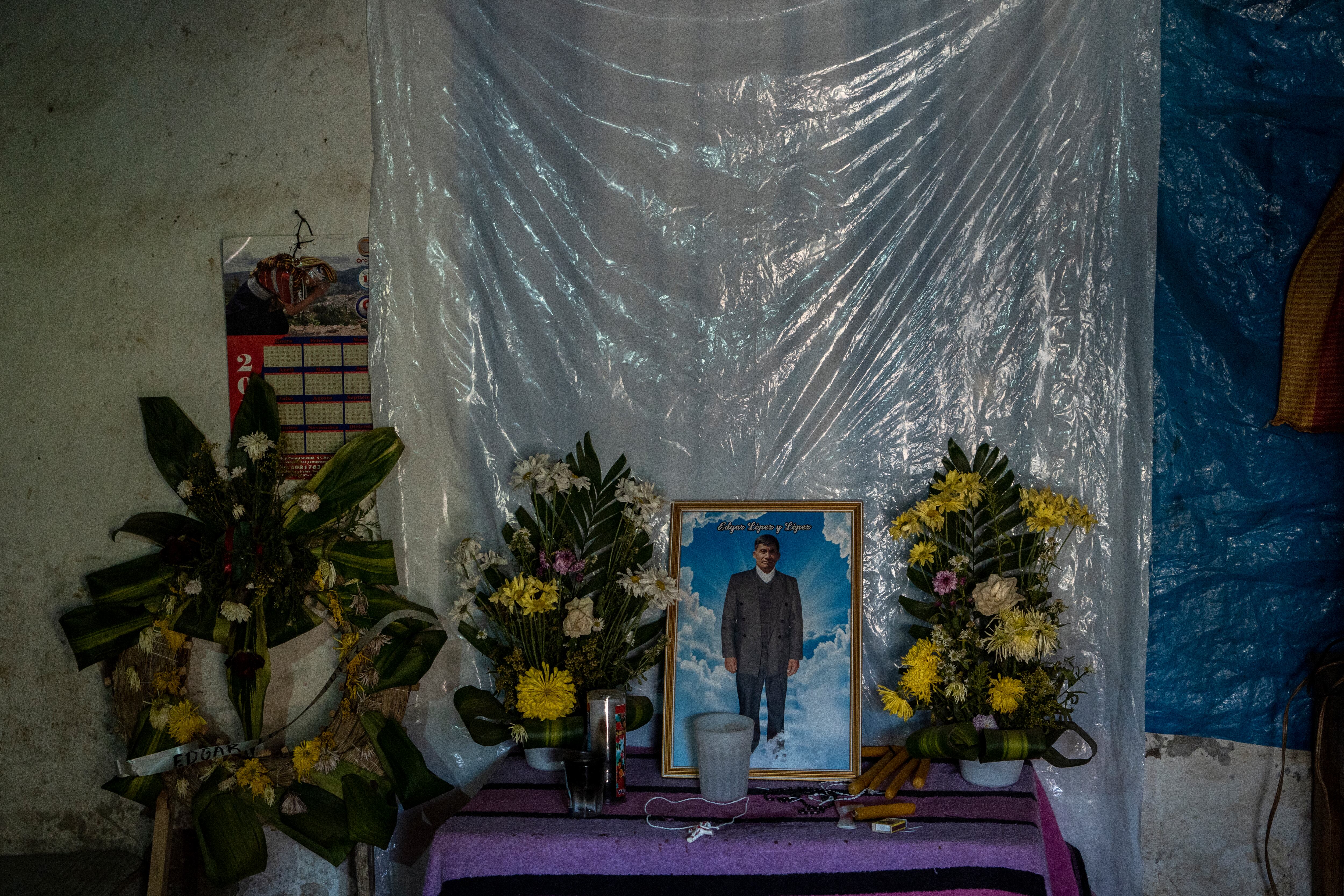 La familia de Edgar López le ha puesto un altar en su casa de la aldea Chicajalaj.