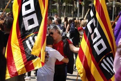 Una mujer se abraza a su hijo durante la manifestación en Terrassa (Barcelona). 