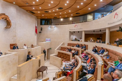 La presidenta de Cantabria, María José Sáenz de Buruaga, en un pleno del Parlamento autónomo el pasado 18 de septiembre en Santander.