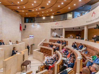 La presidenta de Cantabria, María José Sáenz de Buruaga, en un pleno del Parlamento autónomo el pasado 18 de septiembre en Santander.