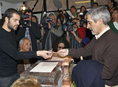 El coordinador general de IU y candidato a la Presidencia del Gobierno, Gaspar Llamazares, ha acudido esta mañana a votar al IES Joaquín Turina, de Madrid