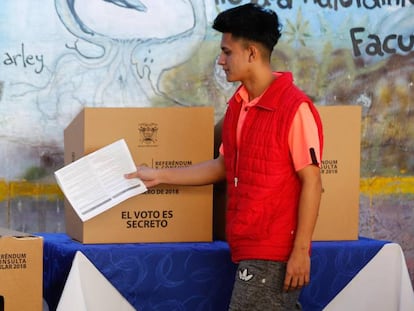 Un preso vota para la consulta popular el pasado jueves en un centro de detención en Quito (Ecuador).